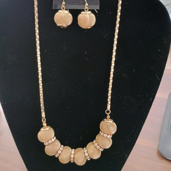 Elegant Gold Necklace and Earring Set - Picture 1 of 7